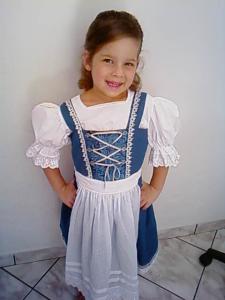 Nínive com cinco anos vestindo trajes típicos.